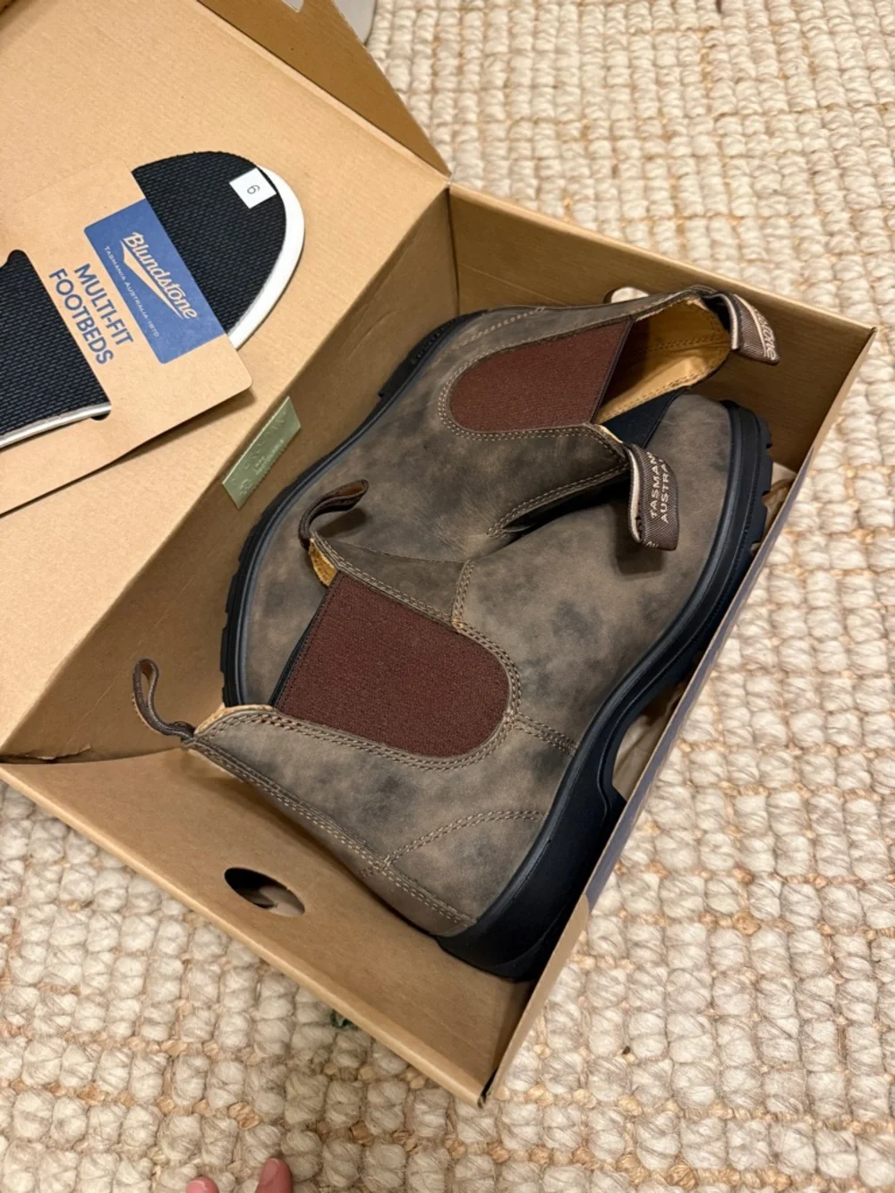 Blundstone Women’s Chelsea Boots in Rustic Brown with Dark Brown Elastic